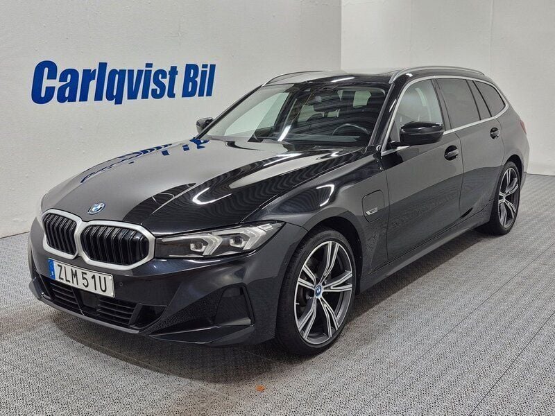 Svart (svart metallic) Begagnad 2023 BMW 330e Comfort Edition Kombi | 429 000 kr (Dyr) - Bild 1/4