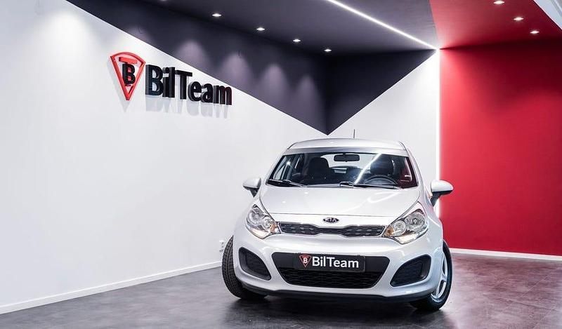 Silver Begagnad 2012 Kia Rio Halvkombi | 69 900 kr (Marknadspris) - Bild 1/4