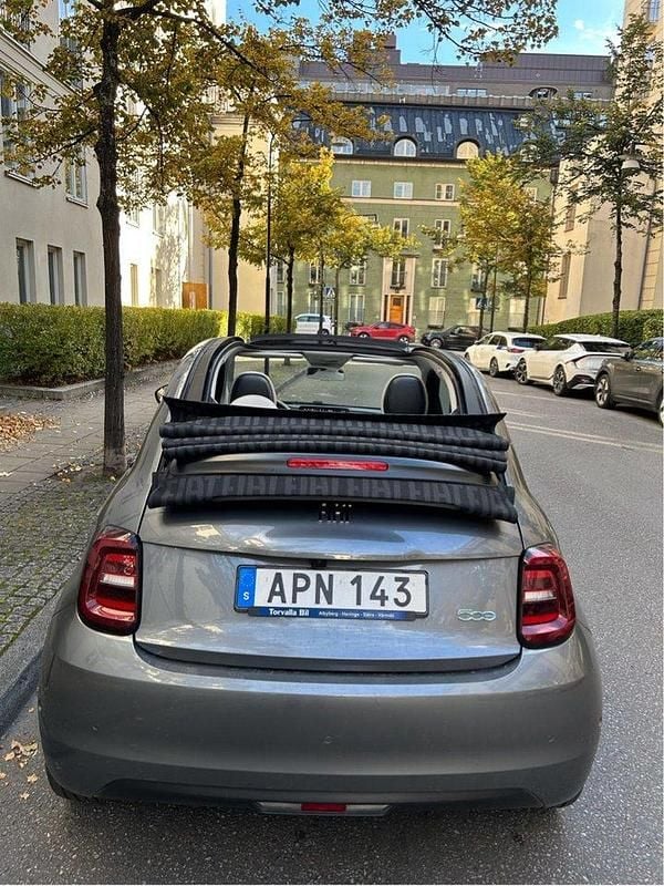 Grå Begagnad 2021 Fiat 500e La Prima Cab | 209 000 kr (Marknadspris) - Bild 1/4