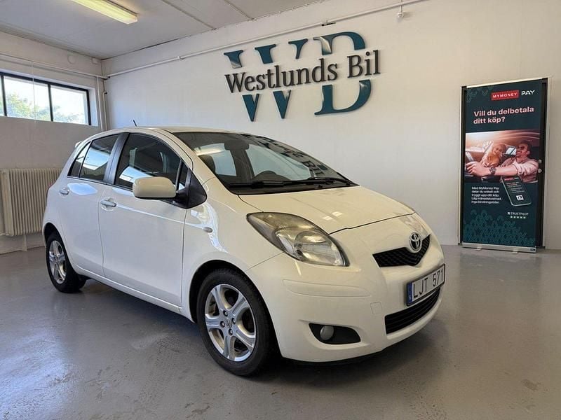 Vit Begagnad 2011 Toyota Yaris Halvkombi | 49 900 kr (Marknadspris) - Bild 1/4