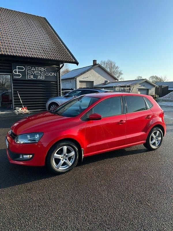 Röd Begagnad 2014 VW Polo Halvkombi | 65 000 kr (Marknadspris) - Bild 1/4