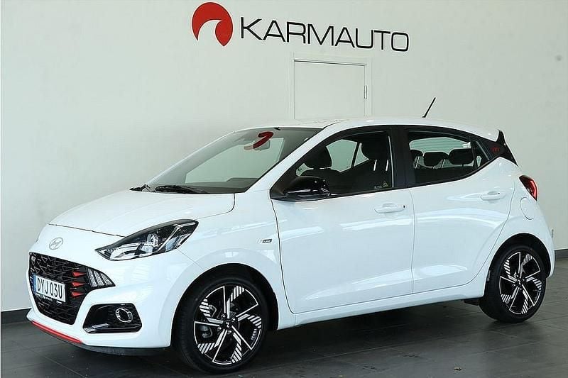Vit Ny 2024 Hyundai i10 N Line Halvkombi | 173 800 kr (Marknadspris) - Bild 1/4