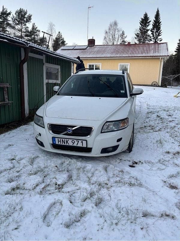 Vit Begagnad 2009 Volvo V50 Momentum Kombi | 15 000 kr (Bra pris) - Bild 1/4
