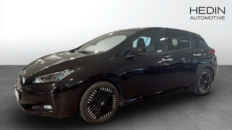 Svart (black) Begagnad 2023 Nissan Leaf N-Connecta Halvkombi | 224 900 kr (Lite dyr) - Bild 1/4