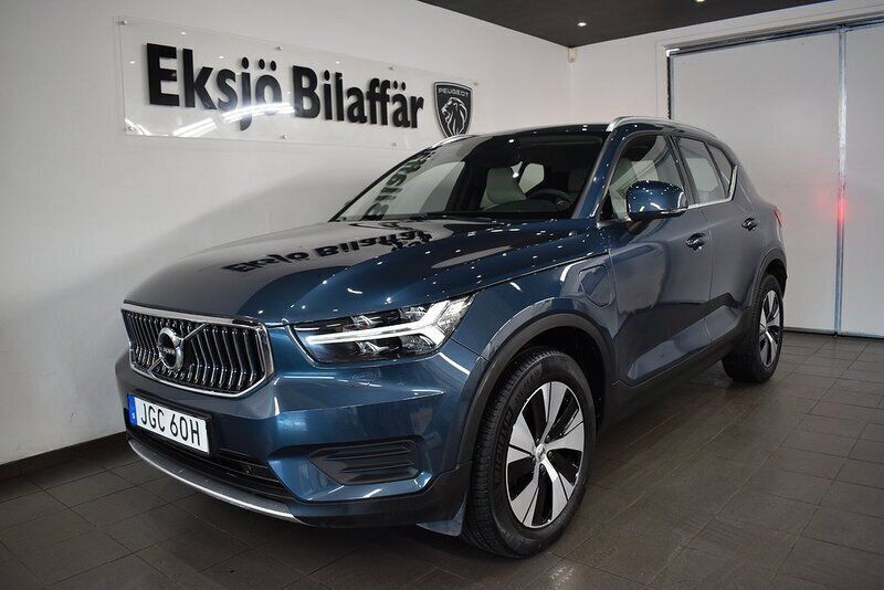 Mörkblå Begagnad 2021 Volvo XC40 Momentum SUV | 359 500 kr (Bra pris) - Bild 1/4