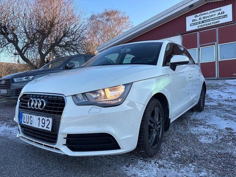 Vit Begagnad 2012 Audi A1 Sportback Halvkombi | 89 000 kr (Marknadspris) - Bild 1/4