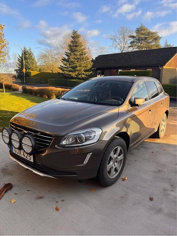 Brun Begagnad 2014 Volvo XC60 Momentum SUV | 125 000 kr (Lite dyr) - Bild 1/4