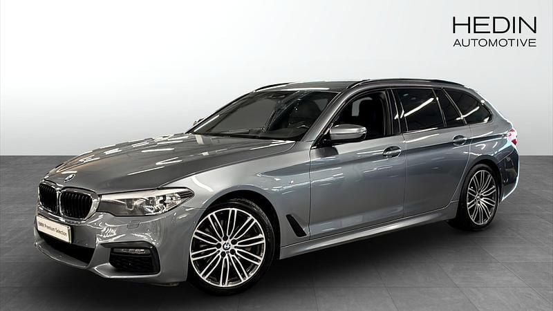 Blå (grey) Begagnad 2019 BMW 520 M Sport Kombi | 268 700 kr (Dyr) - Bild 1/4
