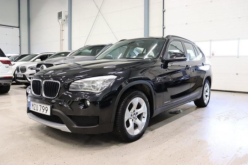 Svart Begagnad 2012 BMW X1 SUV | 144 900 kr (Marknadspris) - Bild 1/4