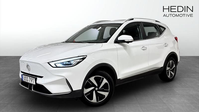 Vit (white) Begagnad 2022 MG ZS Luxury Sedan | 244 900 kr (Marknadspris) - Bild 1/4