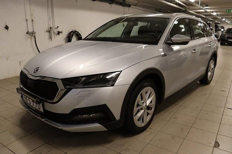 Brilliant silver metallic Begagnad 2022 Skoda Octavia Scout Kombi | 299 900 kr (Lite dyr) - Bild 1/4