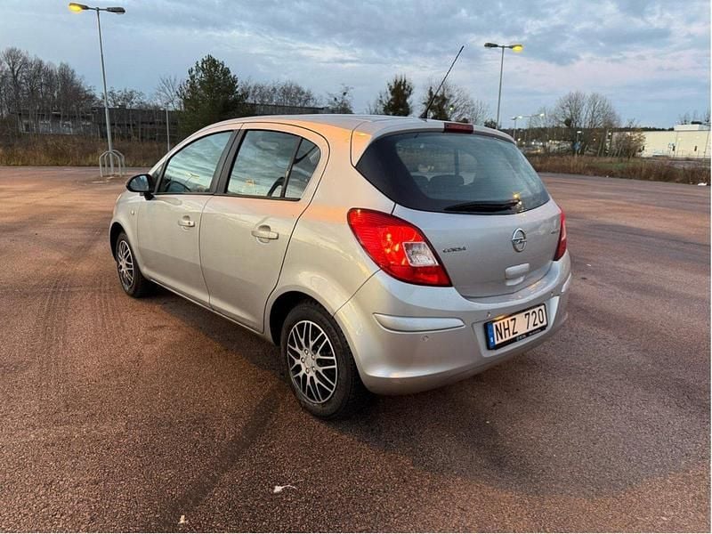 Grå Begagnad 2013 Opel Corsa Enjoy Halvkombi | 40 000 kr (Marknadspris) - Bild 1/4
