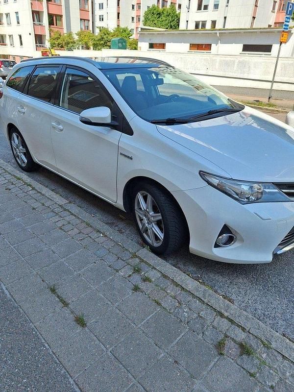 Vit Begagnad 2014 Toyota Auris Hybrid Edition Kombi | 126 500 kr (Marknadspris) - Bild 1/4