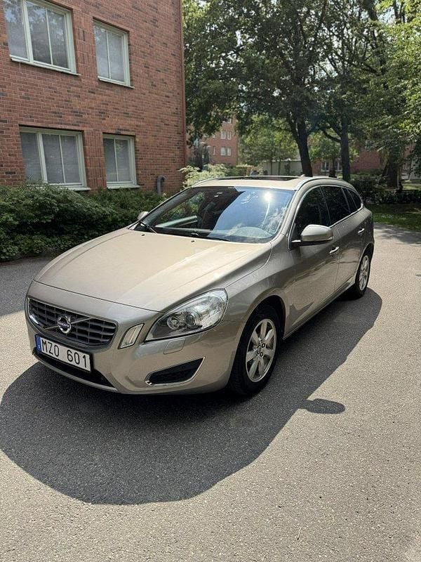 Brun Begagnad 2013 Volvo V60 Summum Kombi | 129 900 kr (Marknadspris) - Bild 1/4
