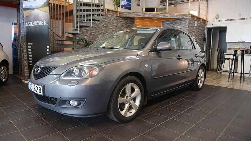 Grå Begagnad 2006 Mazda 3 Inclusive Halvkombi | 34 900 kr (Marknadspris) - Bild 1/4