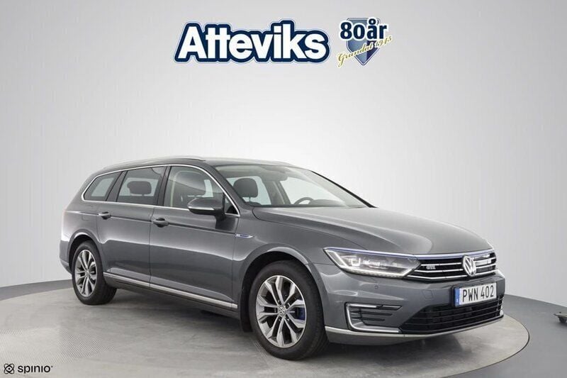 Mörkgrå Begagnad 2016 VW Passat GTE Kombi | 179 800 kr (Marknadspris) - Bild 1/4