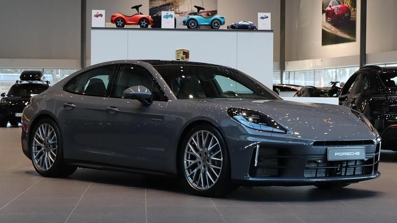 Grå Ny 2026 Porsche Panamera 4 Sedan | 1 538 300 kr - Bild 1/4