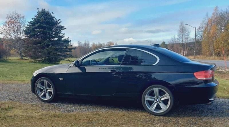 Svart Begagnad 2007 BMW 330 Sportkupé | 99 999 kr (Marknadspris) - Bild 1/4