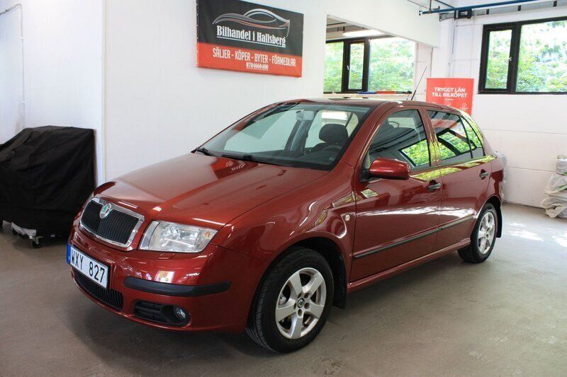 Mörkröd Begagnad 2005 Skoda Fabia Halvkombi | 20 000 kr (Marknadspris) - Bild 1/4