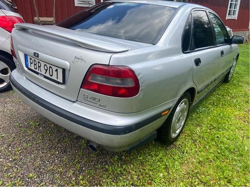 Grå Begagnad 2000 Volvo S40 Sedan | 13 500 kr (Bra pris) - Bild 1/4