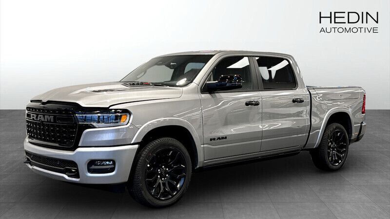Ljusgrå (silver) Ny 2025 RAM 1500 Pickup | 1 344 880 kr (Marknadspris) - Bild 1/4