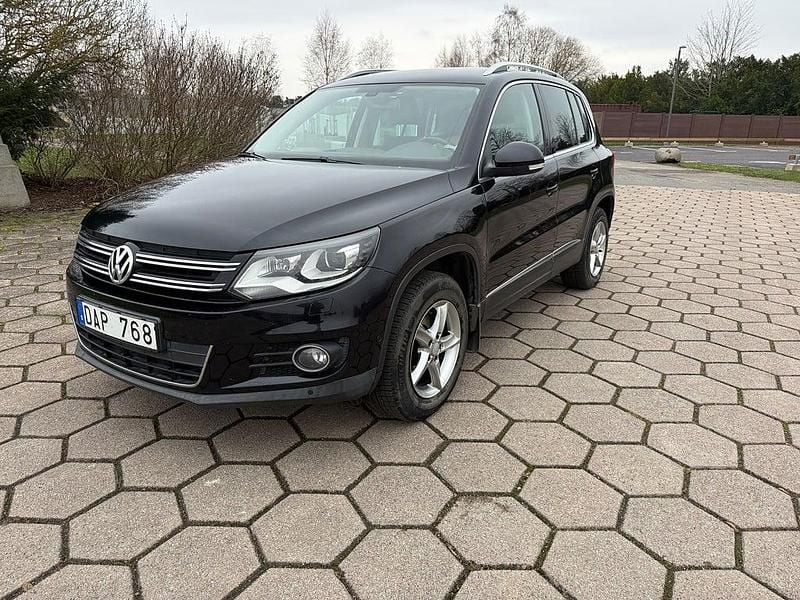 Svart Begagnad 2011 VW Tiguan Sportline SUV | 108 900 kr (Marknadspris) - Bild 1/4