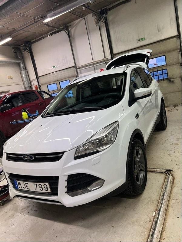 Vit Begagnad 2014 Ford Kuga SUV | 100 000 kr (Bra pris) - Bild 1/4