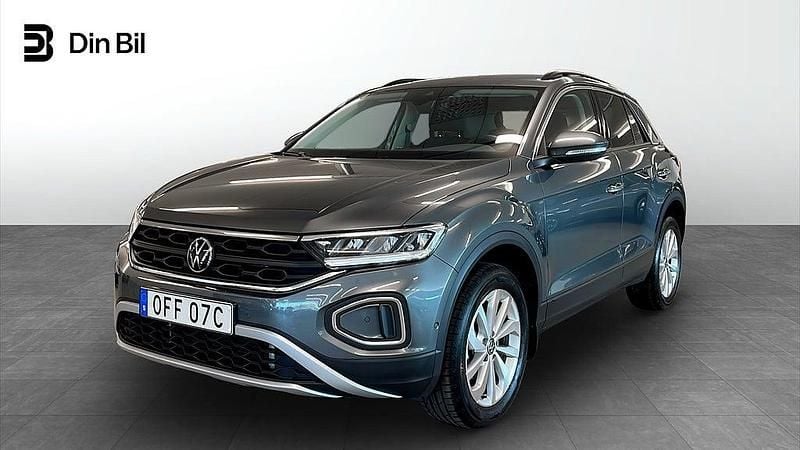 Grå (indium grey metallic) Begagnad 2024 VW T-Roc Life SUV | 289 900 kr (Marknadspris) - Bild 1/4