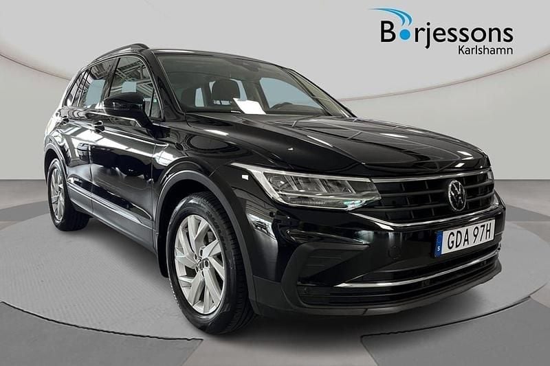 Svart Begagnad 2021 VW Tiguan Life SUV | 274 000 kr (Marknadspris) - Bild 1/4