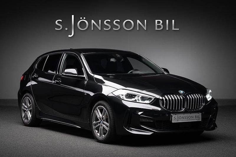 Safirsvart metallic Begagnad 2024 BMW 118 M Sport Halvkombi | 309 000 kr (Lite dyr) - Bild 1/4