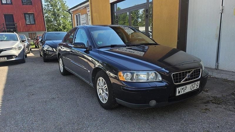Mörkblå Begagnad 2005 Volvo S60 Kinetic Sedan | 29 900 kr (Marknadspris) - Bild 1/4