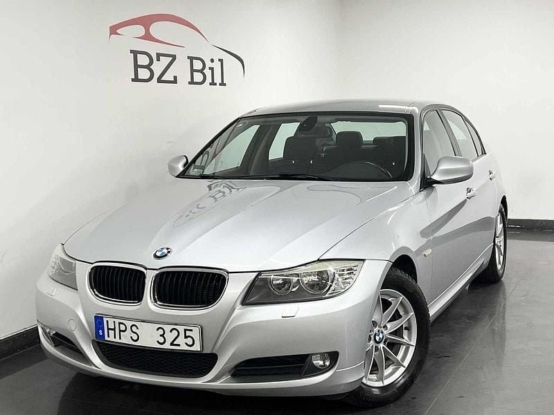Ljusgrå Begagnad 2010 BMW 318 Comfort Edition Sedan | 69 900 kr (Marknadspris) - Bild 1/4