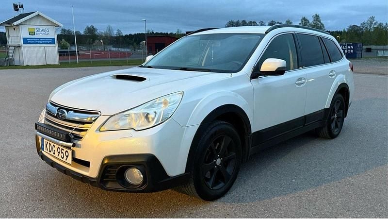 Vit Begagnad 2013 Subaru Outback SUV | 44 900 kr (Superpris) - Bild 1/4