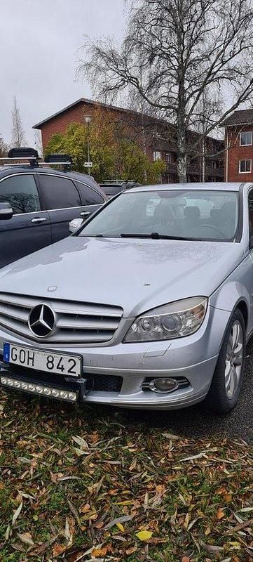 Silver Begagnad 2008 Mercedes C220 Avantgarde Sedan | 59 900 kr (Bra pris) - Bild 1/4