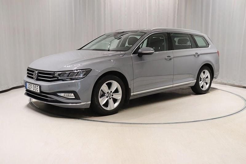Grå Begagnad 2023 VW Passat Elegance Kombi | 338 900 kr (Marknadspris) - Bild 1/4