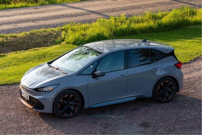 Grå Begagnad 2022 Cupra Born Halvkombi | 255 000 kr (Bra pris) - Bild 1/4