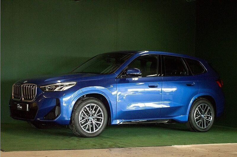 Blå (metallic portimao blue) Begagnad 2022 BMW iX1 M Sport SUV | 529 900 kr (Lite dyr) - Bild 1/4