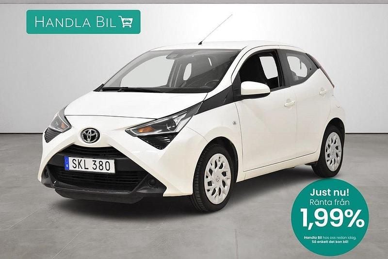 Vit Begagnad 2018 Toyota Aygo Halvkombi | 89 900 kr (Marknadspris) - Bild 1/3