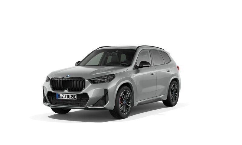 Grå (space silver metallic) Ny 2025 BMW X1 M Sport SUV | 732 000 kr - Bild 1/4