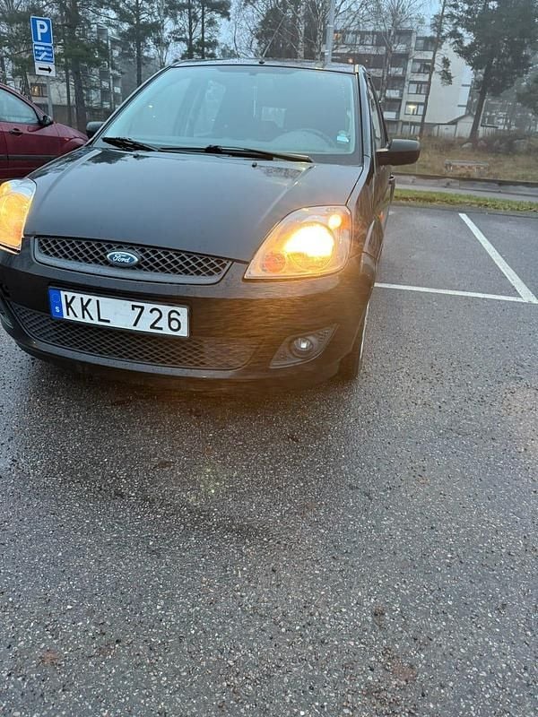 Begagnad 2007 Ford Fiesta Halvkombi | 21 000 kr (Marknadspris) - Bild 1/4