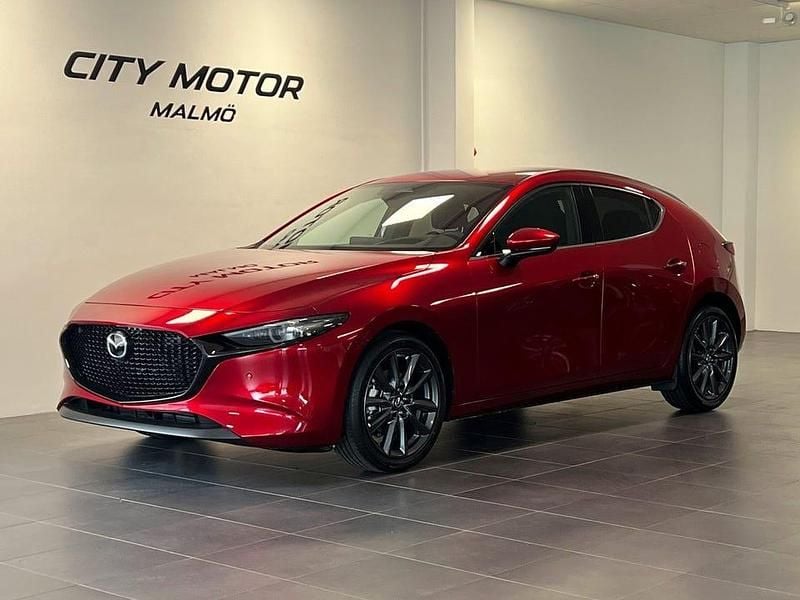 Finns i flera färger Ny 2025 Mazda 3 Halvkombi | 359 100 kr - Bild 1/4