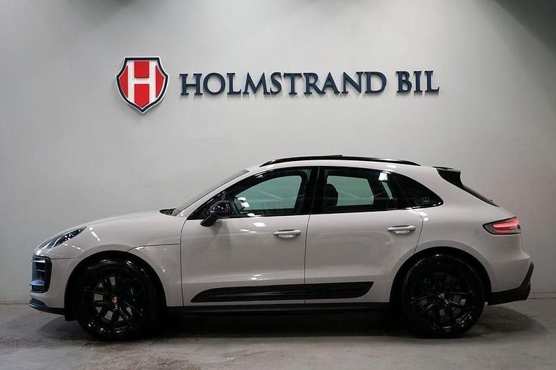 Ljusgrå Begagnad 2022 Porsche Macan GTS SUV | 949 900 kr (Marknadspris) - Bild 1/4