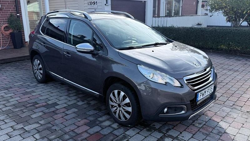 Mörkgrå (grå) Begagnad 2016 Peugeot 2008 SUV | 77 400 kr (Marknadspris) - Bild 1/4