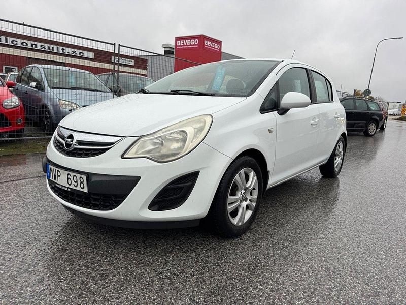 Vit Begagnad 2013 Opel Corsa Enjoy Halvkombi | 38 500 kr (Marknadspris) - Bild 1/4