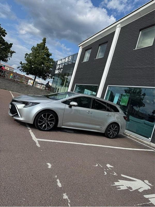 Silver Begagnad 2019 Toyota Corolla Executive Kombi | 210 000 kr (Bra pris) - Bild 1/4