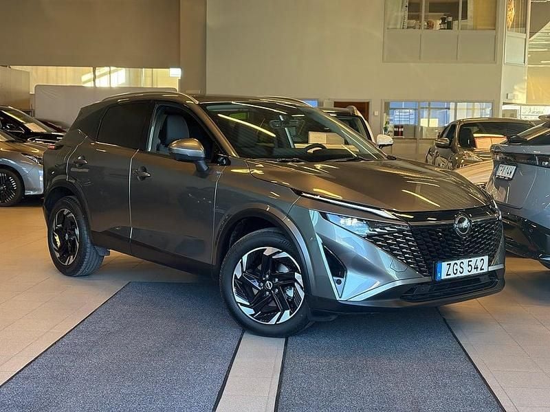 Grå Begagnad 2025 Nissan Qashqai N-Connecta SUV | 338 000 kr (Bra pris) - Bild 1/4