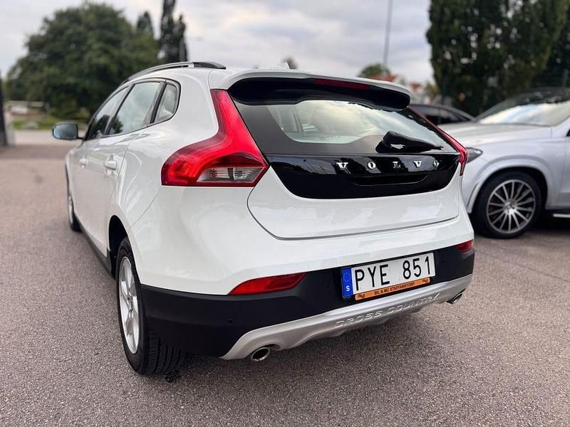 Begagnad Volvo V40 CC Momentum 150 HK (110 kW) 2013 Vit Kombi