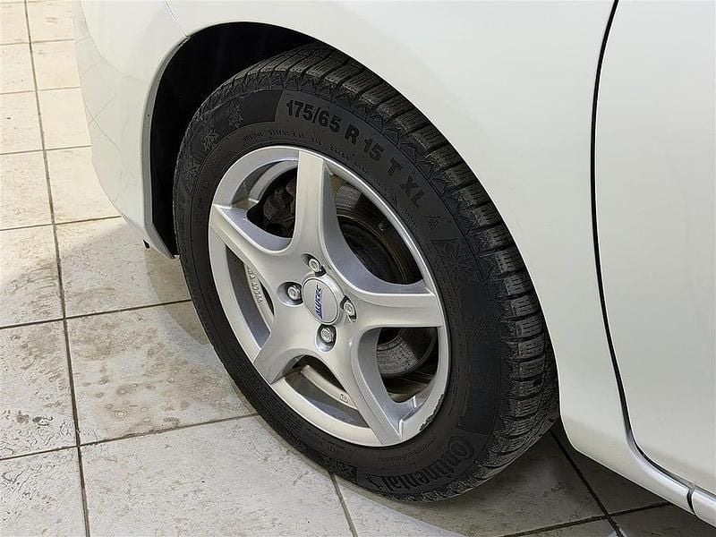 Begagnad Toyota Yaris Hybrid Active 73 HK (53 kW) 2015 Vit Halvkombi