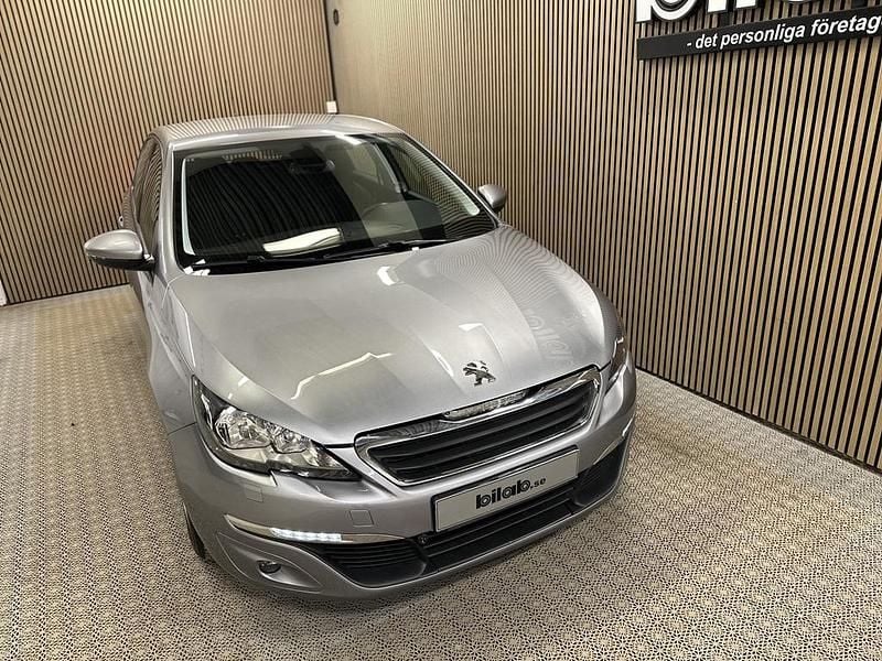 Grå Begagnad 2016 Peugeot 308 Halvkombi | 124 900 kr (Marknadspris) - Bild 1/4
