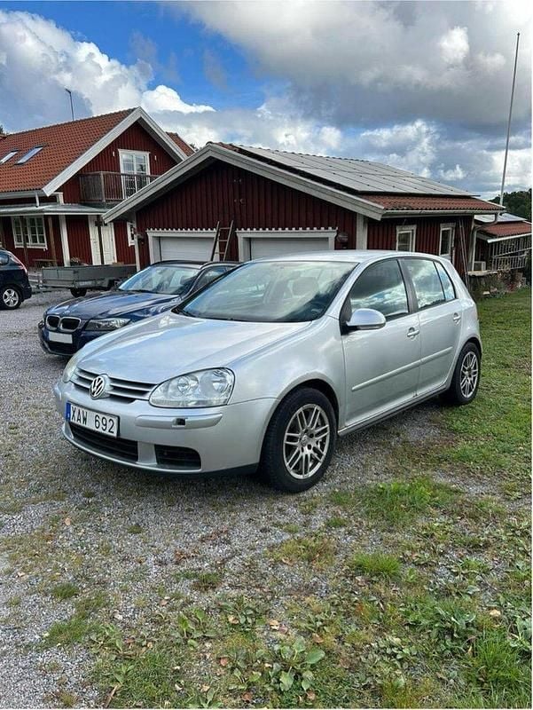 Silver Begagnad 2006 VW Golf V Halvkombi | 29 000 kr (Marknadspris) - Bild 1/4